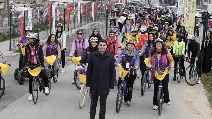 Kadınlar sarı bezleri astı toplumsal eşitlik için pedal çevirdi