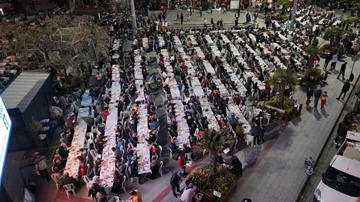 Kadir Gecesi İftarında Burhaniyeliler Cumhuriyet Meydanı’nda Buluştu