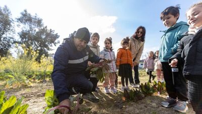 Karşıyaka’da anaokulu öğrencileri bostanda üretimi deneyimledi