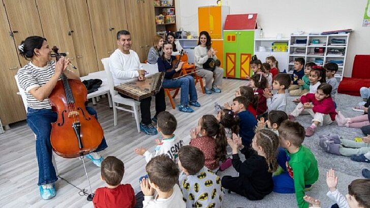 Karşıyakalı minikler Türk müziği çalgıları ile tanışıyor