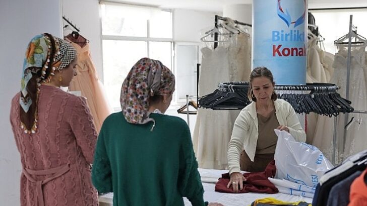 Konak’ın ‘dayanışma marketi’nde bayram yoğunluğu