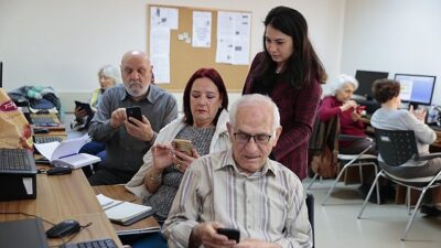 Konak’tan ileri yaştakilere akıllı telefon kullanma kursu