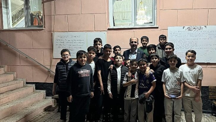 Lider Altay, Teravih Sonrası Gençlerle Sohbet Etti, Esnafların Çay Davetine Katıldı