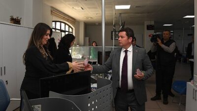 Lider Aydın mesai arkadaşlarının Bayanlar Günü’nü kutladı.