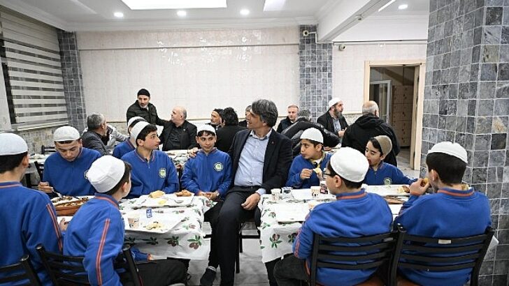 Lider Kocaman, Kur’an Kursu Öğrencileriyle İftar Yaptı