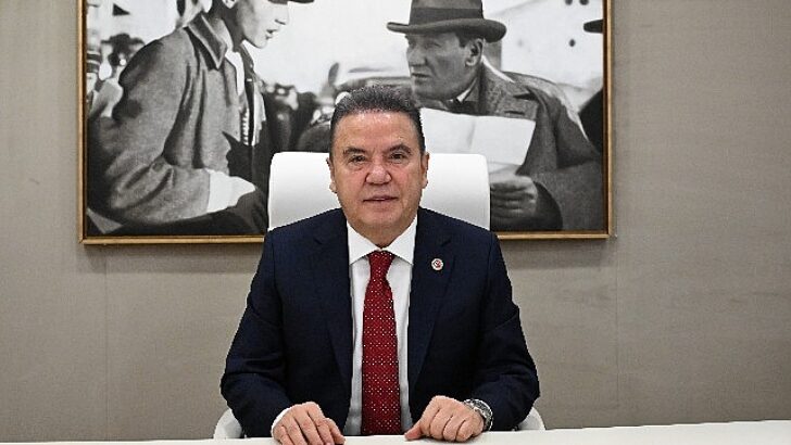 Lider Muhittin Böcek Kybele mükafatına layık görüldü