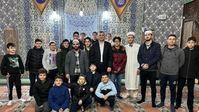 Lider Sezer Teravih Sonrası Gençlerle Bir Ortaya Geldi