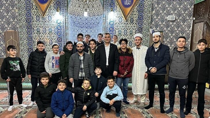 Lider Sezer Teravih Sonrası Gençlerle Bir Ortaya Geldi