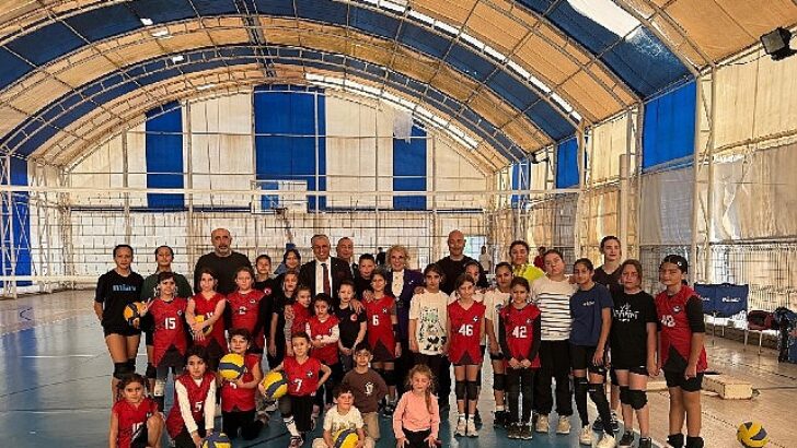 Lider Topaloğlu’ndan geleceğin voleybolcularına ziyaret
