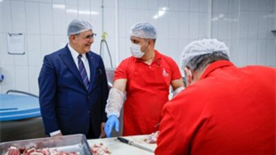 Lider Tugay aşevinde yemek hazırlığına katıldı