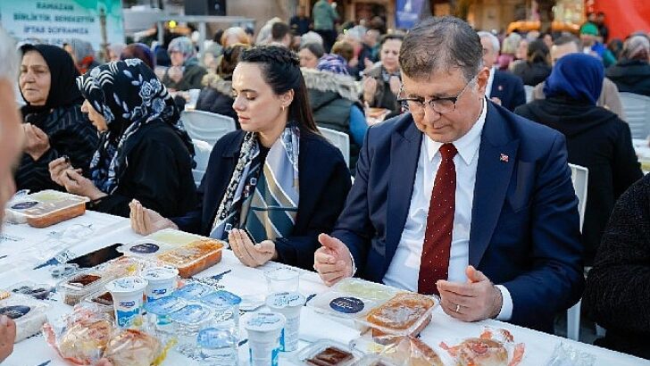 Lider Tugay Bergama’da kurulan iftar sofrasına konuk oldu
