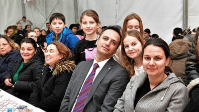 Öğretmen, öğrenci ve velilerle iftar yaptı