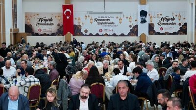 Önce berber ve kuaförlerle iftar yaptı sonra vatandaşlarla buluştu