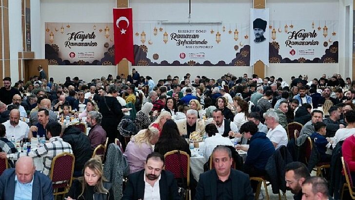Önce berber ve kuaförlerle iftar yaptı sonra vatandaşlarla buluştu