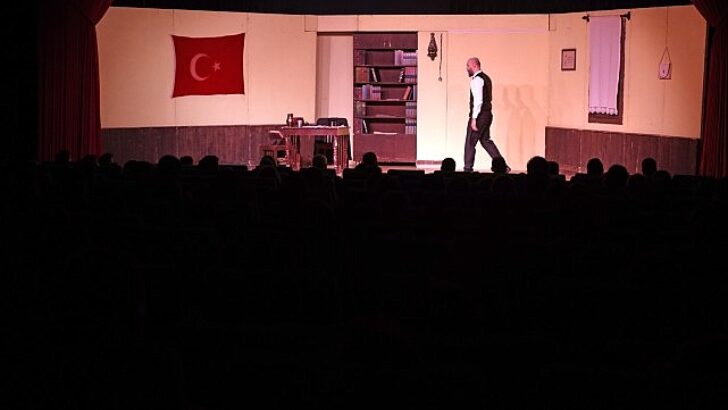 Şair, Şiir, Şuur’ oyunu tiyatroseverler ile buluştu