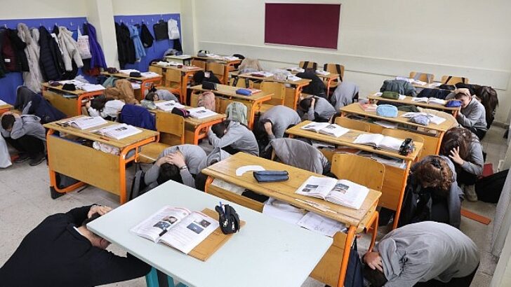 Sarsıntı Haftası’nda öğrenciler muhtemel afetlere karşı tecrübe kazandı; Büyükşehir, öğrencilere afet şuuru aşılıyor