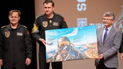 SOLOTÜRK pilotları Ege Üniversitesi öğrencileriyle bir ortaya geldi