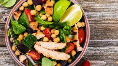 Tavuklu Nohut Salatası