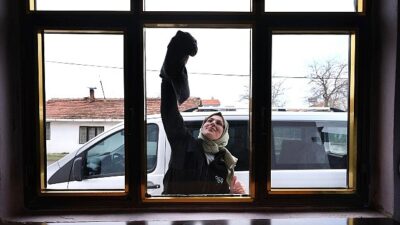 yaşlıların konutlarını inegöl belediyesi temizliyor