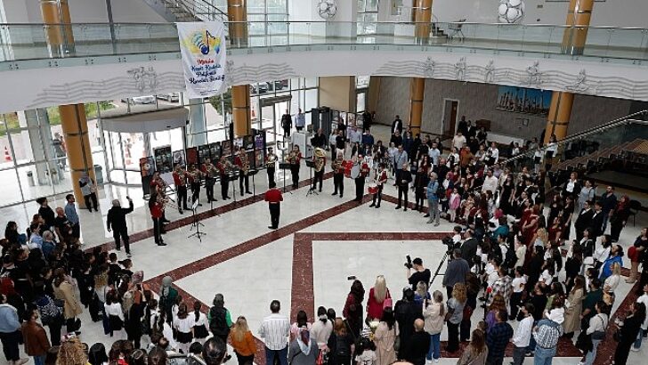 21 Nevit Kodallı Çoksesli Korolar Şenliği’nde 7 kentten 1800 korist sahne aldı