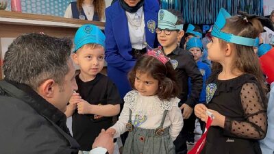 Anne Kent’te polislere sürpriz kutlama