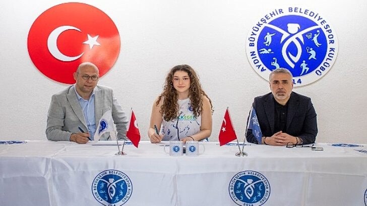 Azra Kaya Profesyonel Mukavele İmzaladı