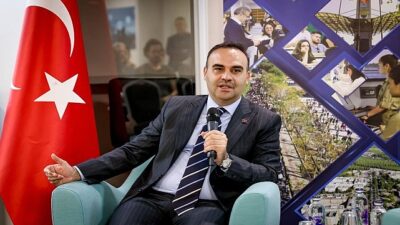 Bakan Kacır, DEÜ’lü girişimcilerle bir ortaya geldi