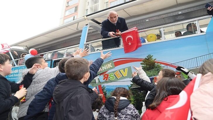 Canik Belediye Başkanı İbrahim Sandıkçı, çocukların bayram sevincine ortak oldu.