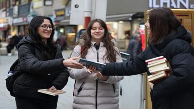 Cumhuriyet Bulvarı’nda kitap sürprizi