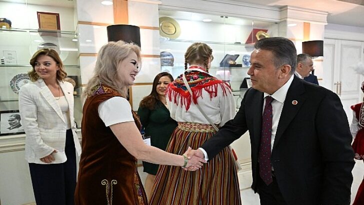 Dünya çocukları Başkan Muhittin Böcek’i ziyaret etti