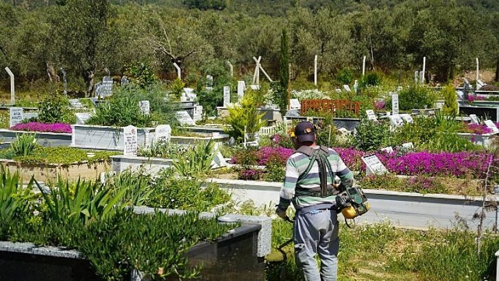 Edremit’teki kabristanlıklarda temizlik ve bakım çalışması yapılıyor