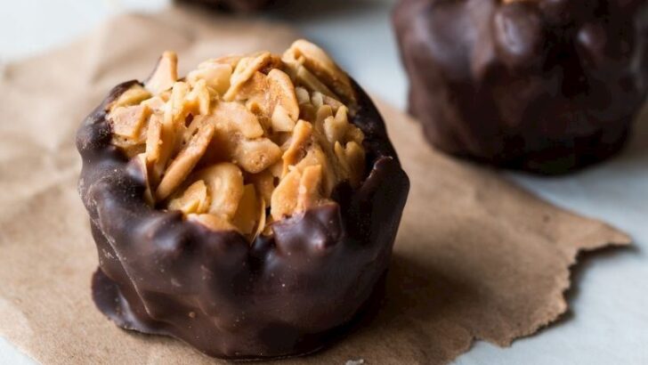 Fındık Parçacıklı Çikolata Topları