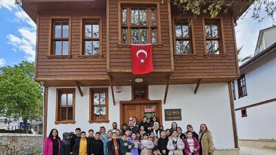 Gölcük Belediye Başkanı Ali Yıldırım Sezer, Gölcük’te en çok kitap okuyan öğrencileri ödüllendirdi
