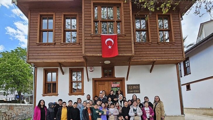 Gölcük Belediye Başkanı Ali Yıldırım Sezer, Gölcük’te en çok kitap okuyan öğrencileri ödüllendirdi