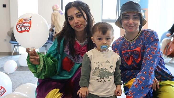 Hastanedeki çocuklara 23 Nisan sürprizi