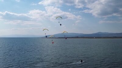 İznik’te paramotor gösterisi büyük beğeni topladı.