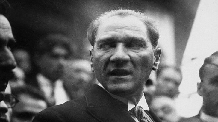 “Karanlıkta Akan Bir Yıldız: Mustafa Kemal Atatürk”