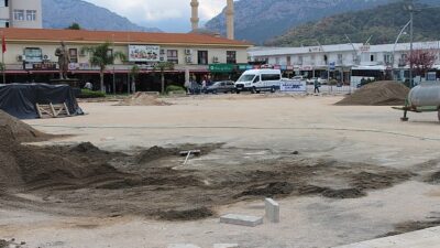 Kemer Cumhuriyet Meydanı turizm dönemine hazırlanıyor