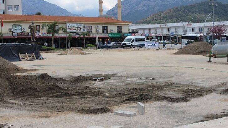 Kemer Cumhuriyet Meydanı turizm dönemine hazırlanıyor