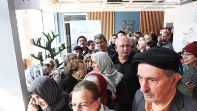 Kitapseverler Osmangazi Belediyesi’nin standında kuyruklar oluşturdu