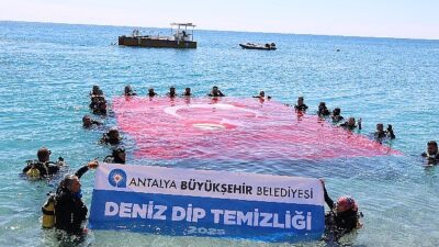 Konyaaltı Kıyısı’nda deniz tabanı paklığı yapıldı