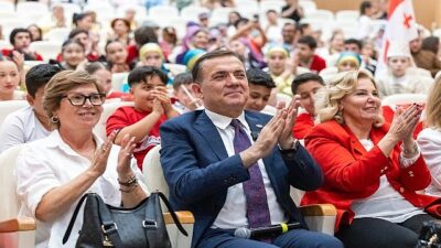 Lider Abdullah Özyiğit ve Meclis Üyeleri koltuklarını çocuklara devretti