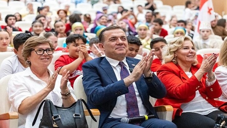 Lider Abdullah Özyiğit ve Meclis Üyeleri koltuklarını çocuklara devretti