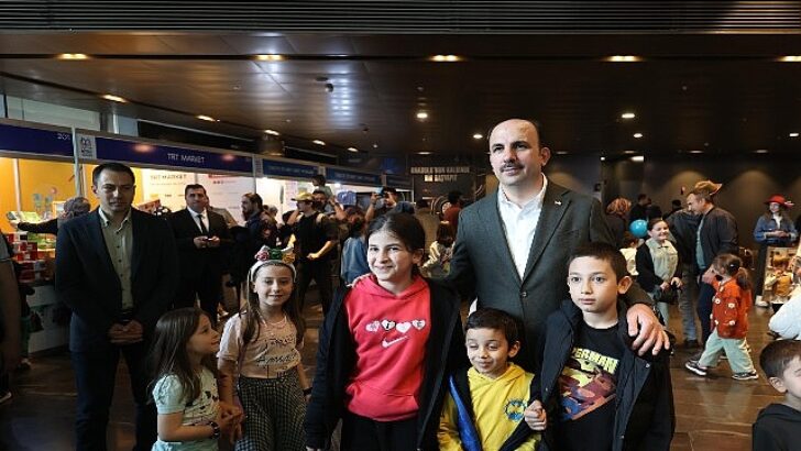 Lider Altay Çocuk Kitap Günleri’nin Son Gününde Çocukların Coşkusuna Ortak Oldu