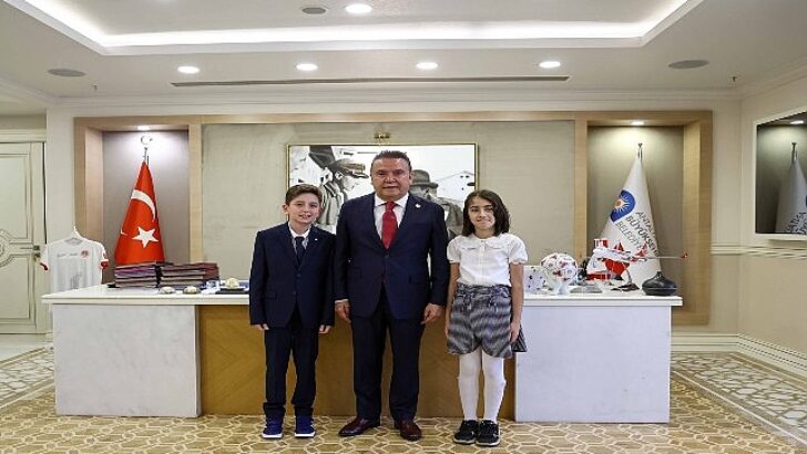Lider Böcek makamını çocuk lidere devreti