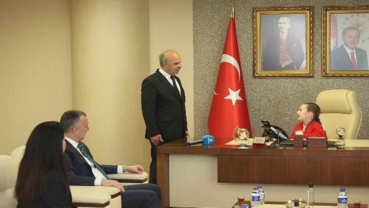 Lider Büyükakın geleneği bozmadı: Çocuk Bayramı’nda Lider Damla oldu