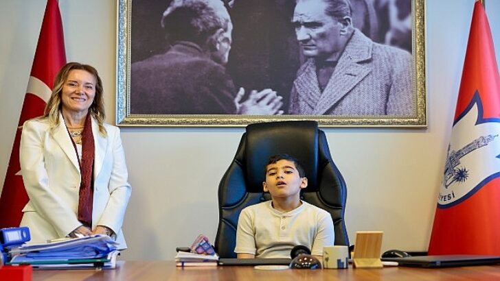 Lider Memnun makam koltuğunu çocuklara bıraktı