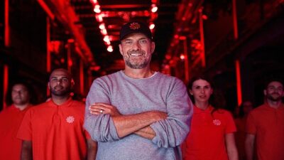 MediaMarkt’ın yeni kampanyasında Jürgen Klopp’tan yenilenmiş telefona destek!