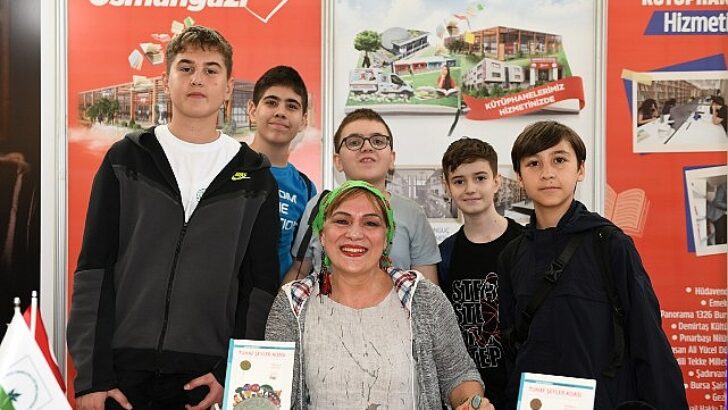 Muharrir Halime Yıldız kitaplarını küçük okuyucuları için imzaladı
