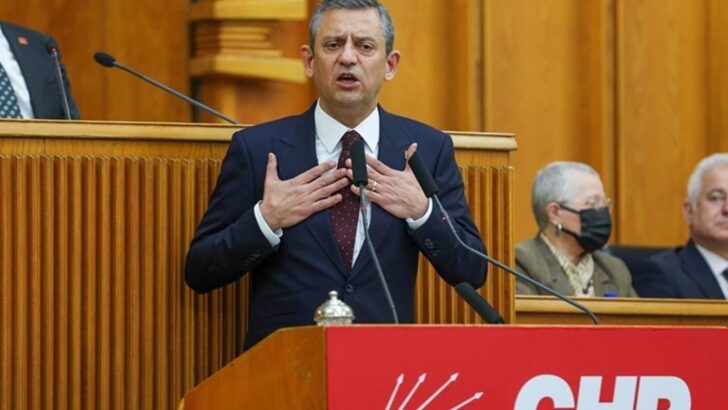Özgür Özel’den kürsüde çok sert ‘proje okul’ cevabı: ‘Liseleri karıştıran ben miyim yoksa bu geri kafalı Milli Eğitim Bakanı mı?’